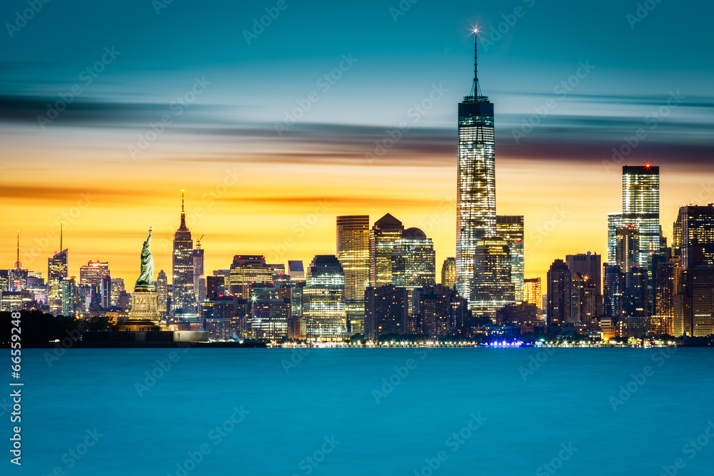 Fototapeta premium Sunrise over New York City