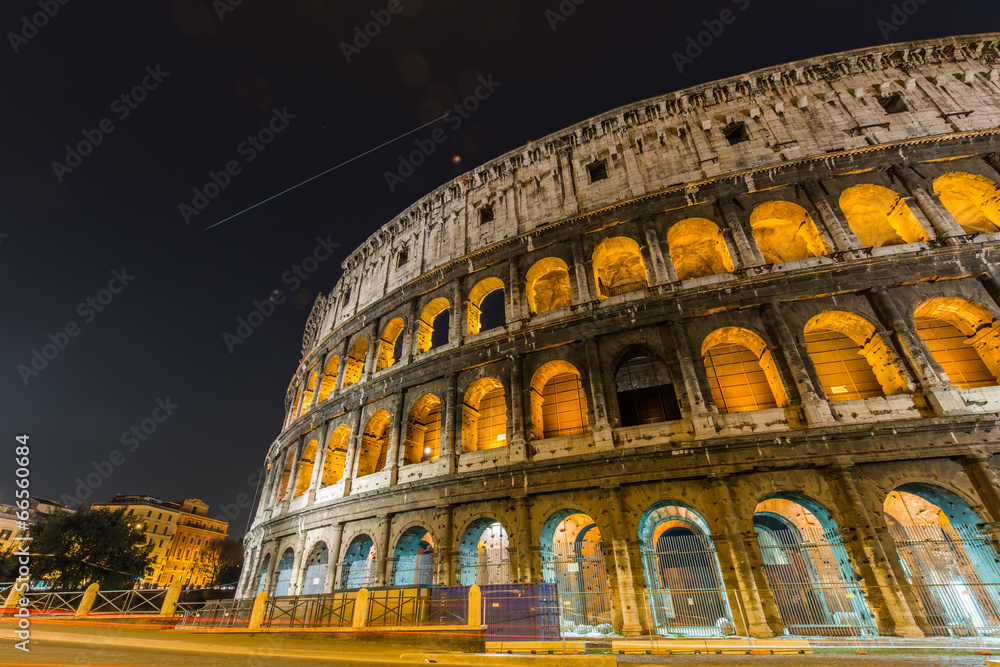 Fototapeta premium Famous colosseum during evening hours