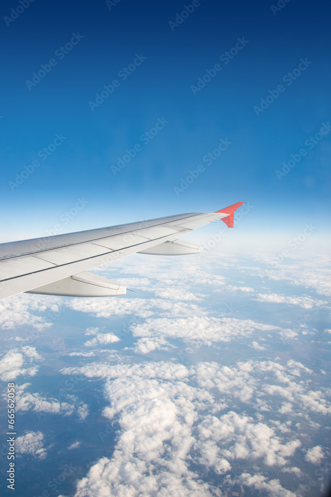 Obraz premium Airplane wing out of window