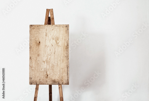 Stampa su tela Blank grunge easel in a light room