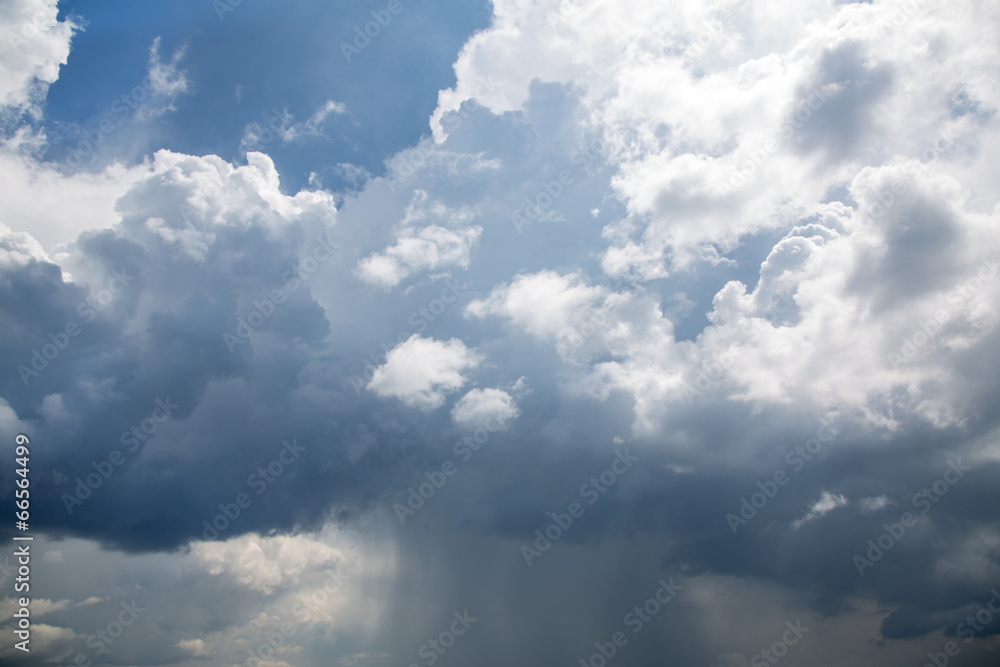 Dicke Regen Wolken am Himmel bei einem Gewitter Dicke Regen Wolken am Himmel bei einem Gewitter