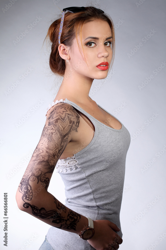 Самые красивые девушки с татуировками: 50 фото