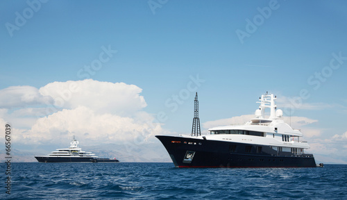 Luxus pur - Mega Yachten am Meer © Jeanette Dietl