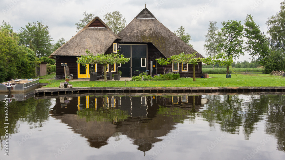 Beautiful traditional house with a thatched roof in Blokzijl Hol