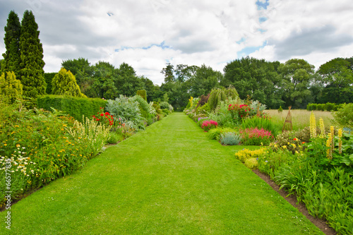 English country garden © mubus