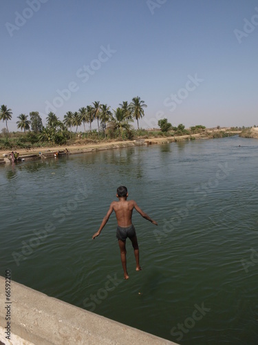 Baño junto al río en Hampi (India) © Javier Cuadrado