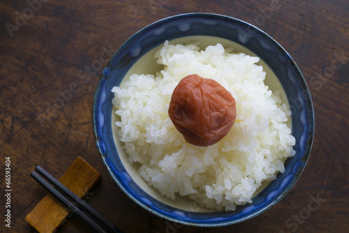 梅干とご飯（日本の食卓象徴イメージ）