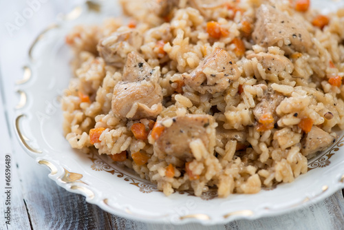 Foto Close-up of chicken pilaf on a glass plate, studio shot