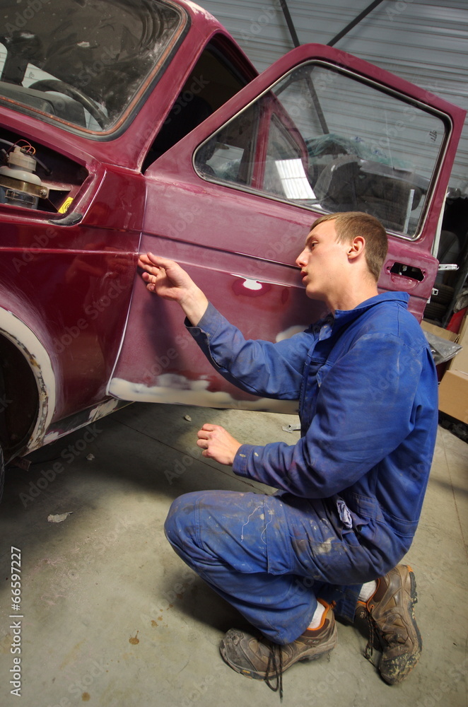 atelier de carrosserie - apprenti