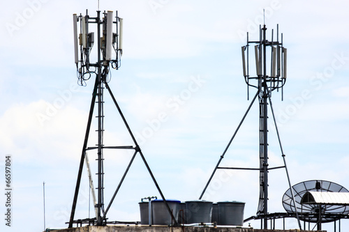 Mobile phone communication repeater antenna