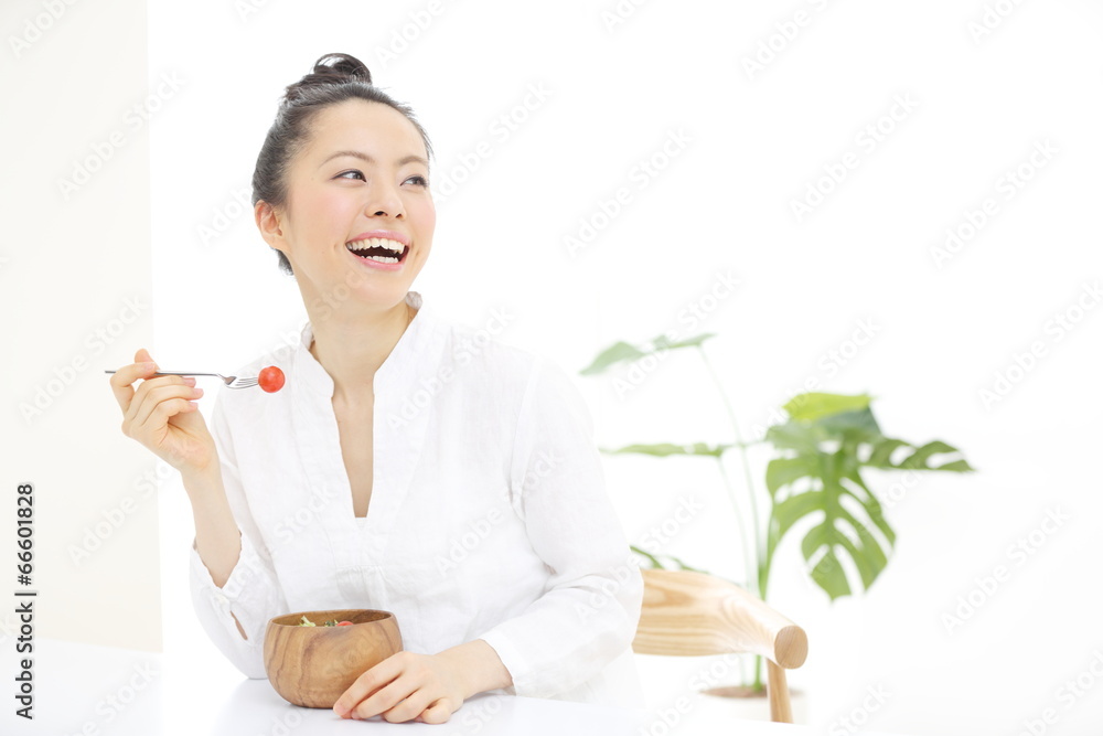 サラダ・若い女性