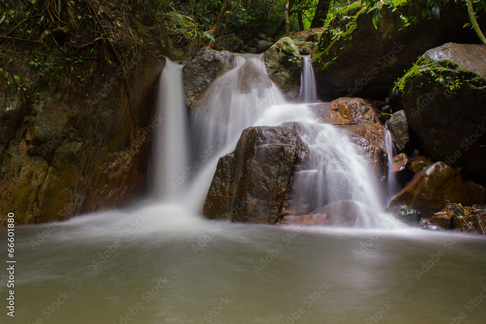Obraz premium Waterfall in deep forest, national park, Saraburi, Thailand