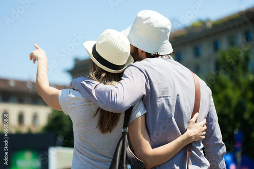 Tourist couple walking in a city