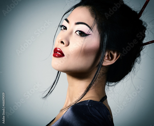 Foto Young beautiful asian woman's portrait, studio shot toned