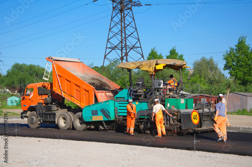 Laying asphalt