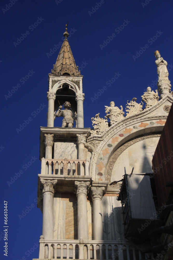 une statue de la basilique Saint Marc