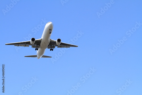 着陸する飛行機(B767)