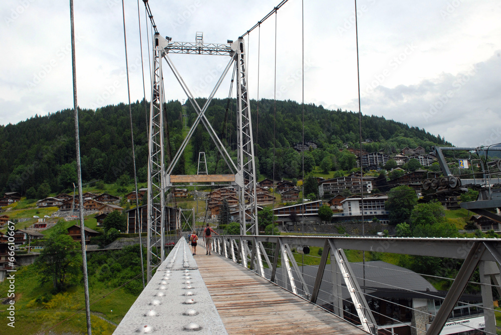 Obraz premium Na kładce Morzine