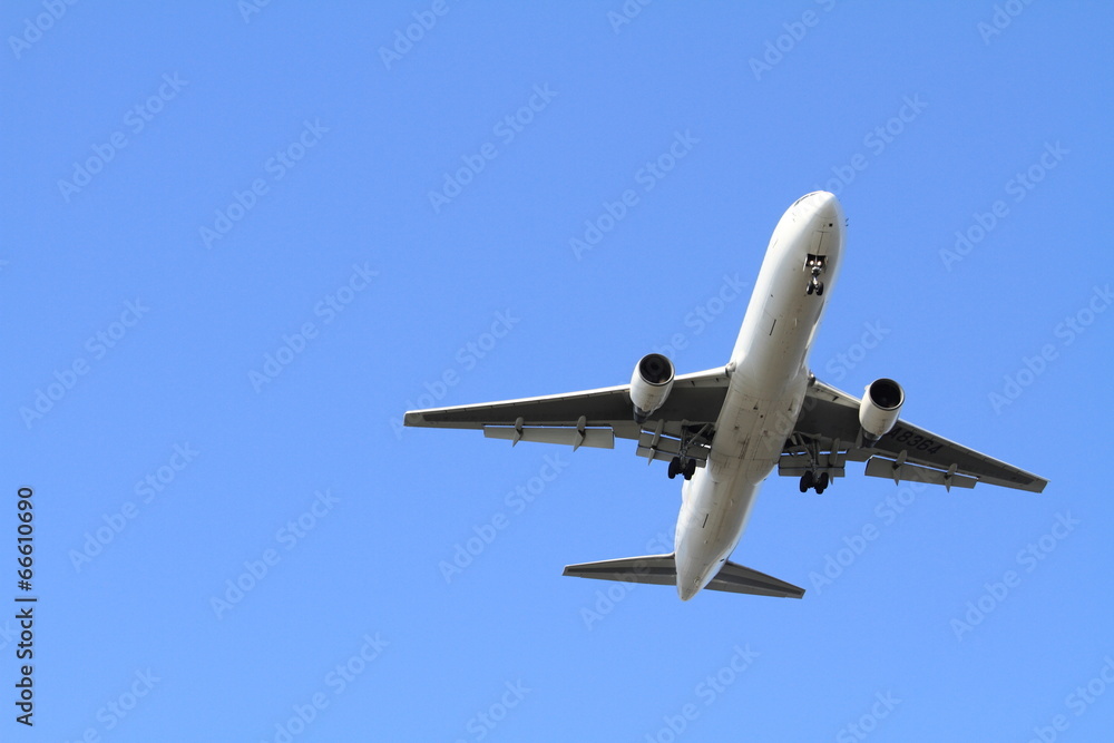 着陸する飛行機(B767)