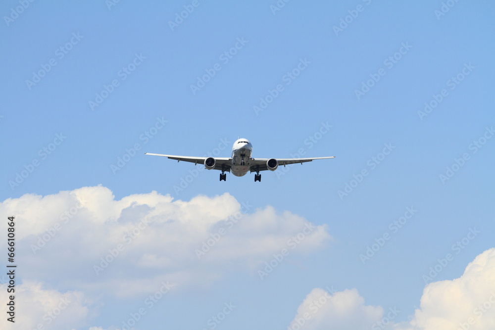 着陸する飛行機(B777)