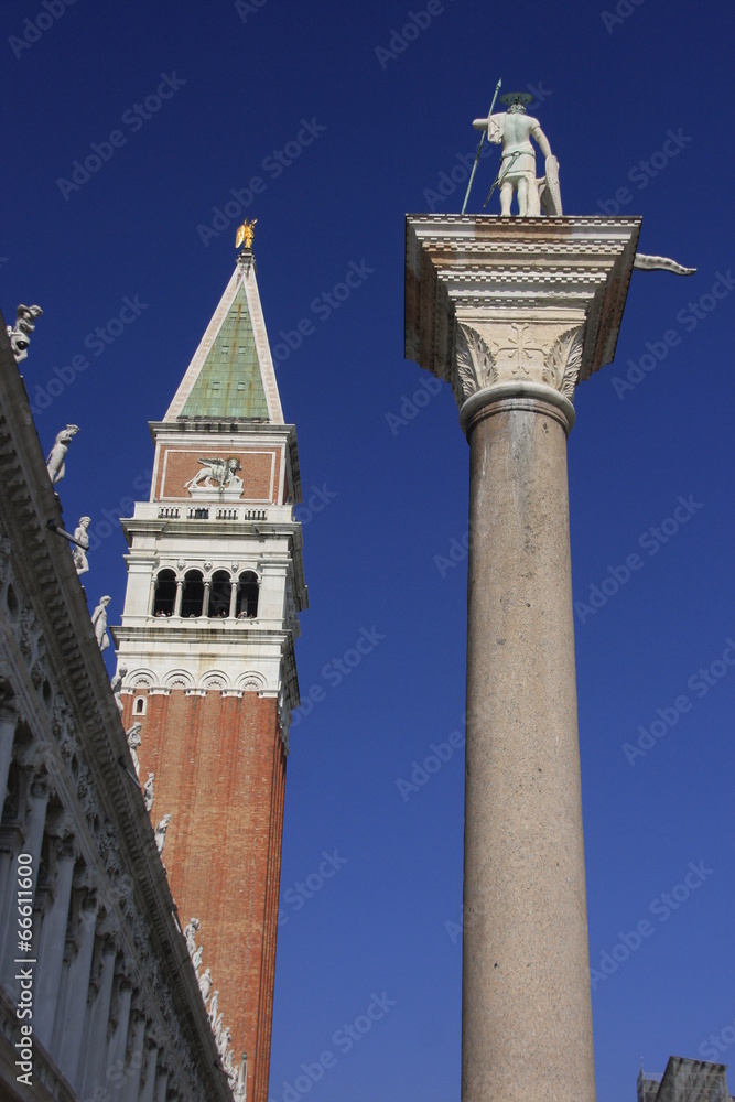campanile et statue
