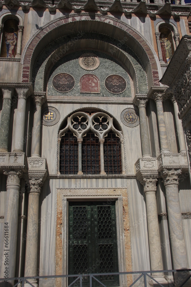 une porte de la basilique Saint Marc