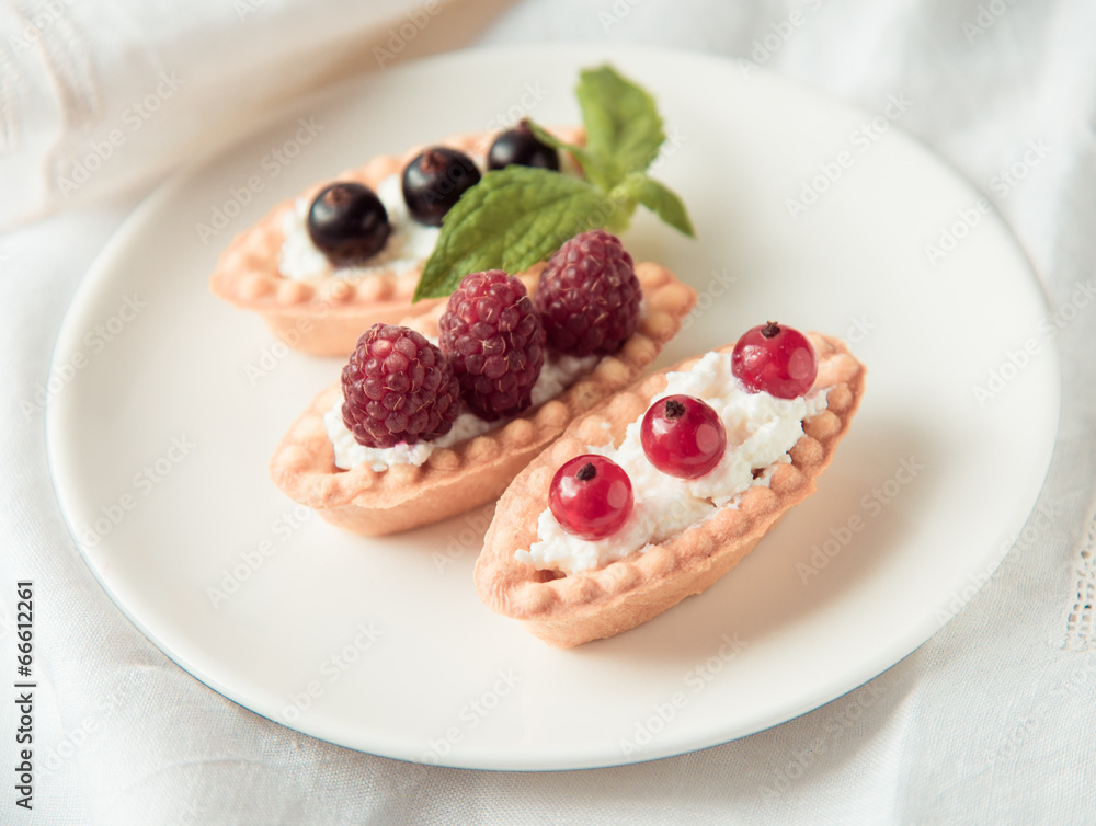 Tartlets with fresh berries Tartlets with fresh berries