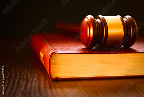 Fotografía Judges gavel lying on a law book