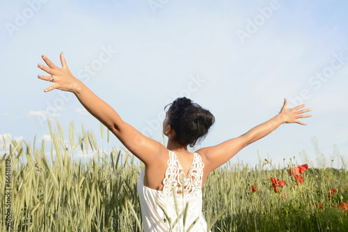 junge Frau fühlt sich frei