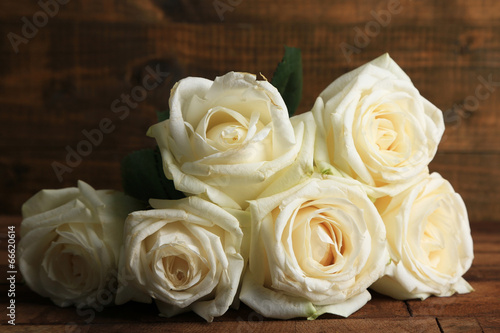 Fototapeta Naklejka Na Ścianę i Meble -  Beautiful white roses on wooden table