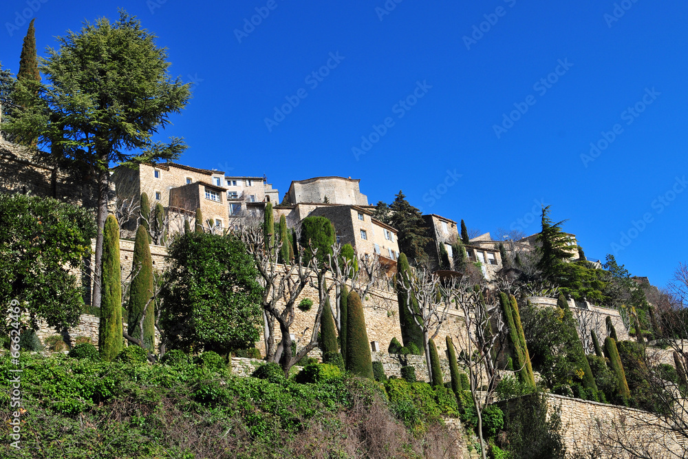 Fototapeta premium Gordes en contrte-plongée.