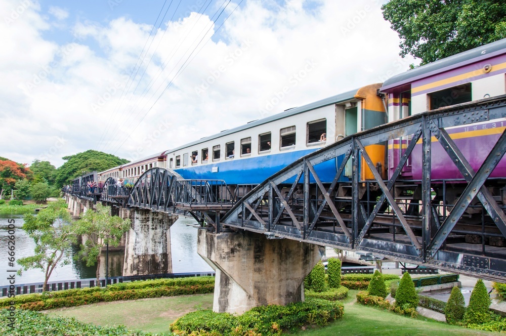 Fototapeta premium Pociąg na moscie nad rzecznym Kwai w Kanchanaburi, Tajlandia