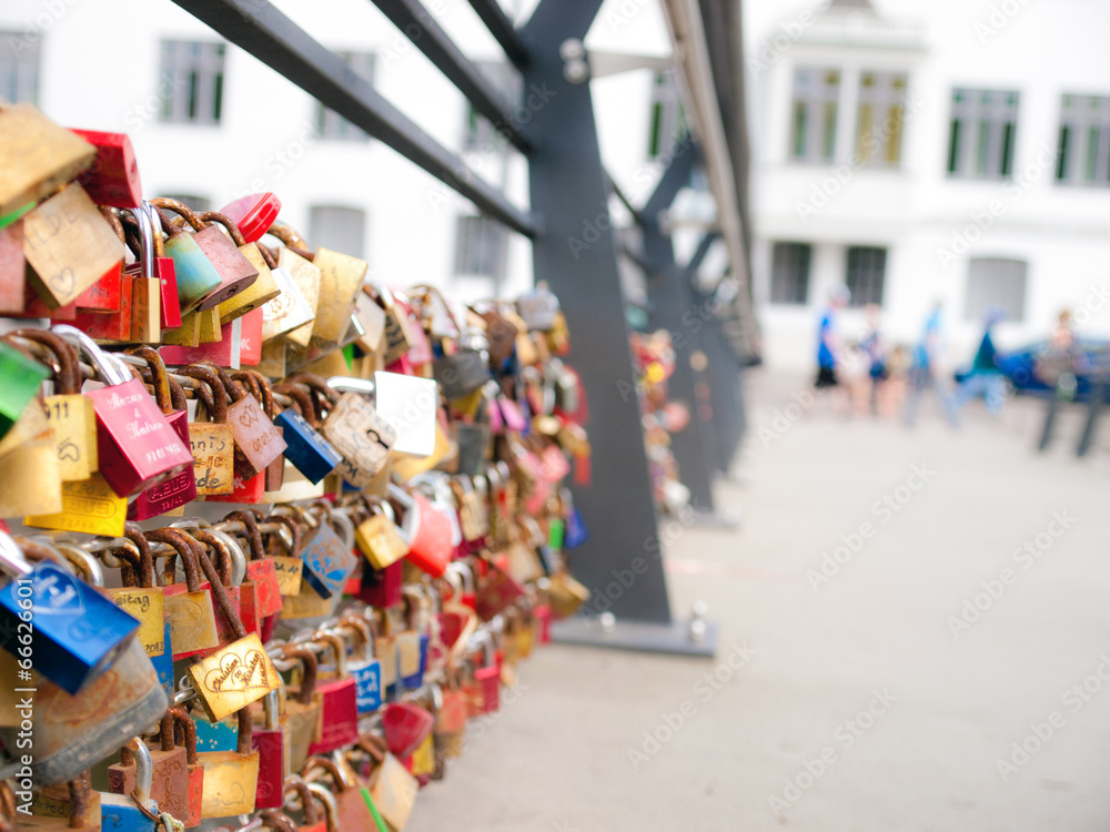Obraz premium Brücke mit Liebesschlössern