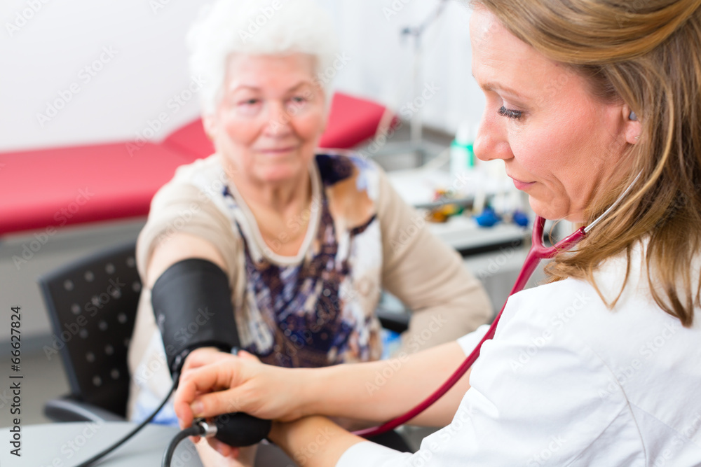 Doktor behandelt Seniorin in Arztpraxis Doktor behandelt Seniorin in Arztpraxis