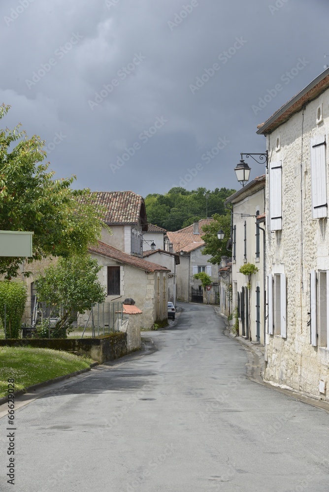 Rue principale de champagne par temps gris