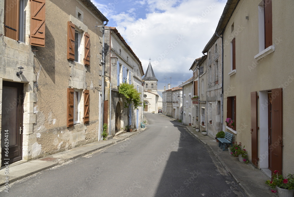 Rue principale de Salle-la-Valette en Charente