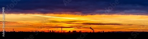 Hamburger Skyline bei Sonnenaufgang