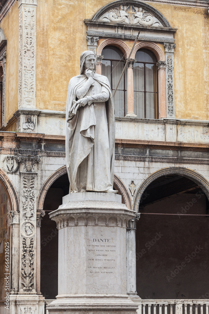 Statue des Dante Alighieri, Verona