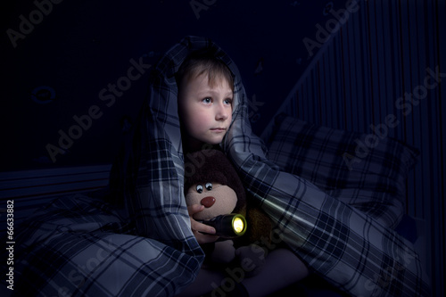 Kind versteckt sich unter der Decke