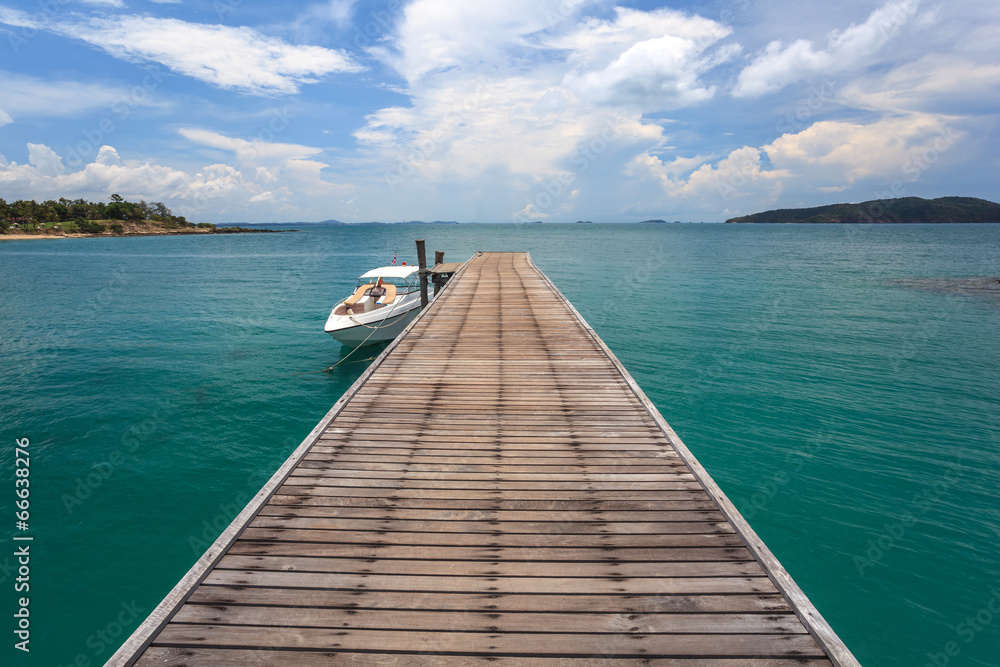 Fototapeta premium wooden jetty at ocean sea