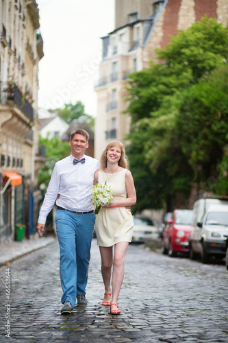 Happy just married couple on Montmarte © Ekaterina Pokrovsky