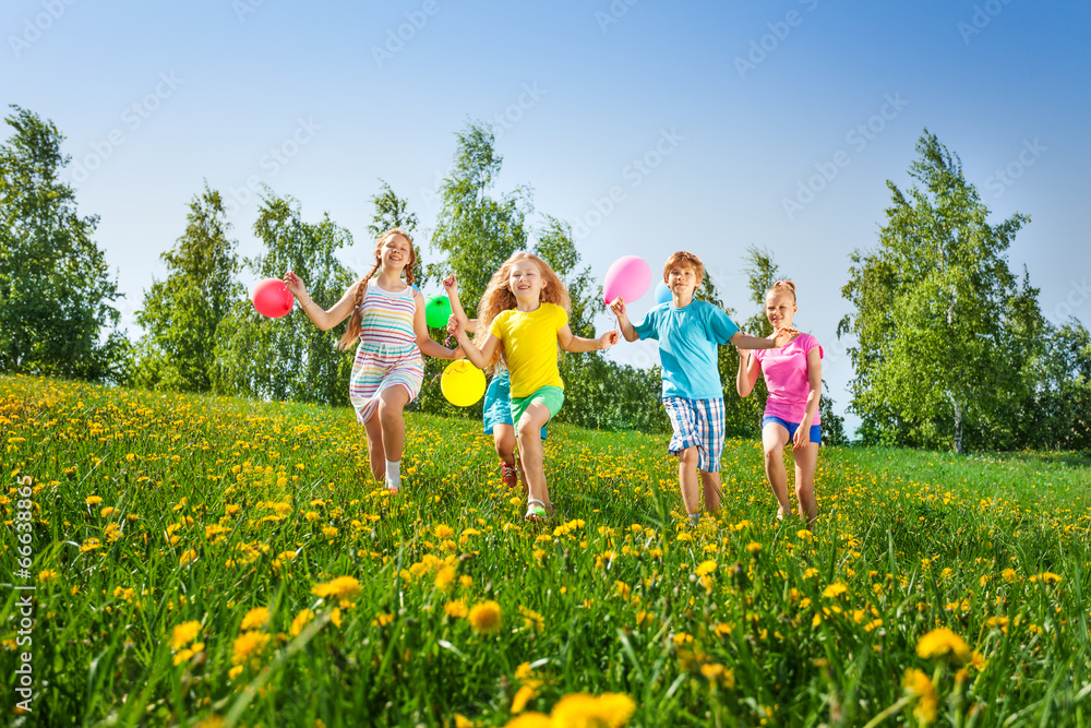 Obraz premium Running happy children with balloons in summer