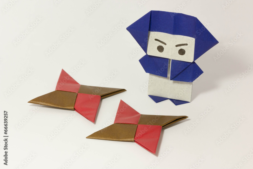 折り紙の忍者 真面目と手裏剣2つ Stock Photo Adobe Stock