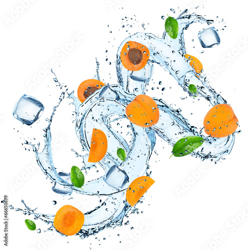 Fototapeta Naklejka Na Ścianę i Meble -  Fresh apricot with water splash