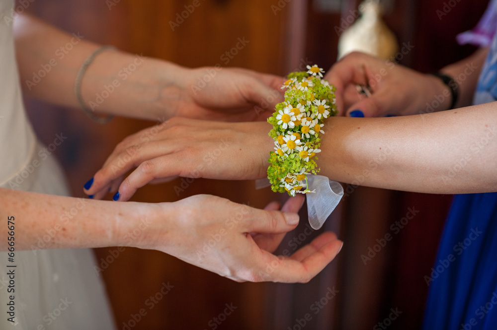 Bracciale di fiori freschi per damigelle Stock Photo | Adobe Stock