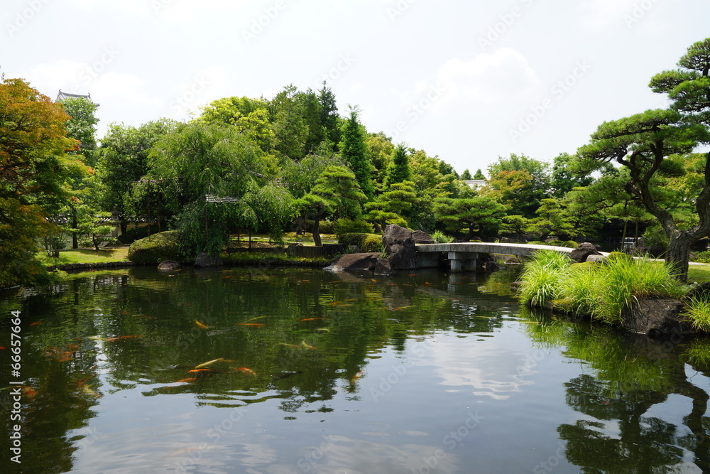 好古園　新緑映す大池