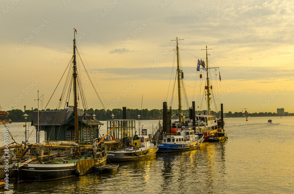 Fototapeta premium Segelboote bei Sonnenuntergang im Museumshafen Hamburg