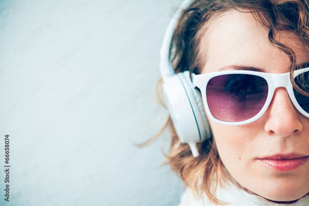 Naklejka premium listening music