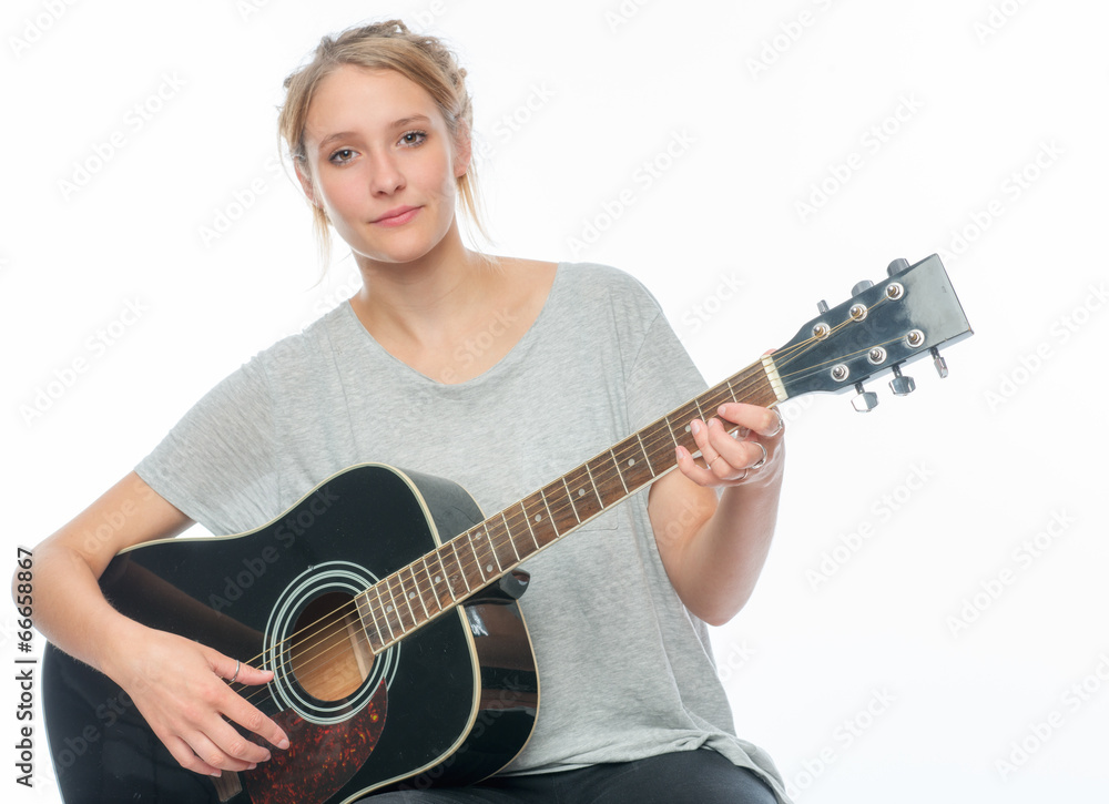 Fototapeta premium Blondes Mädchen spielt Gitarre