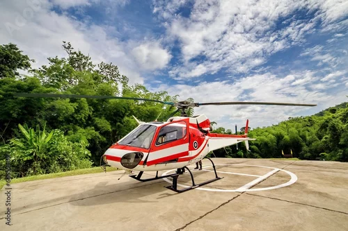 Obraz Helikopter na lądowisku dla śmigłowców